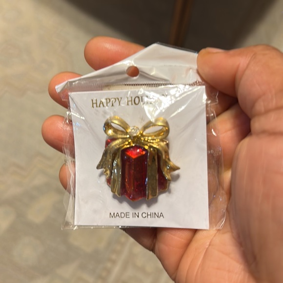 NEW HAPPY HOLIDAYS GIFT 🎁 DESIGN BROOCH COLOR GOLD & RED - Picture 5 of 5
